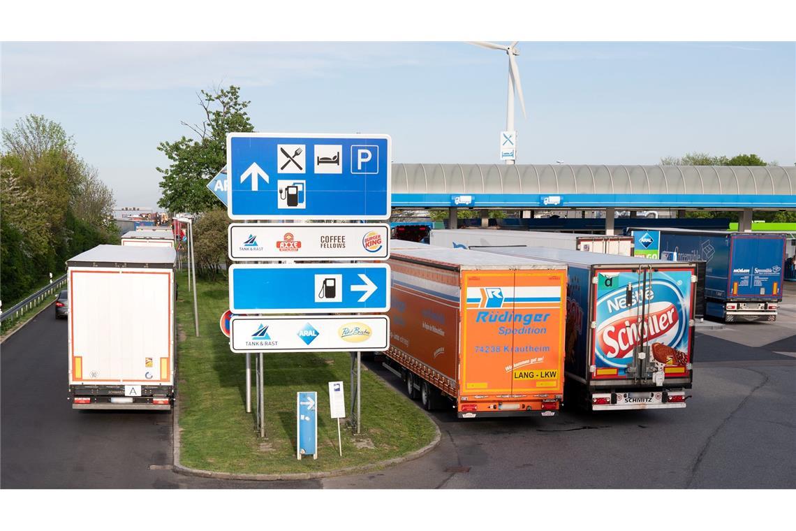 Zehntausende Stellplätze fehlen an den deutschen Autobahnen Verbänden zufolge. (Archivbild)
