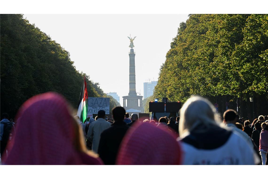 Zehntausende zogen durch Berlin-Mitte zur Siegessäule.