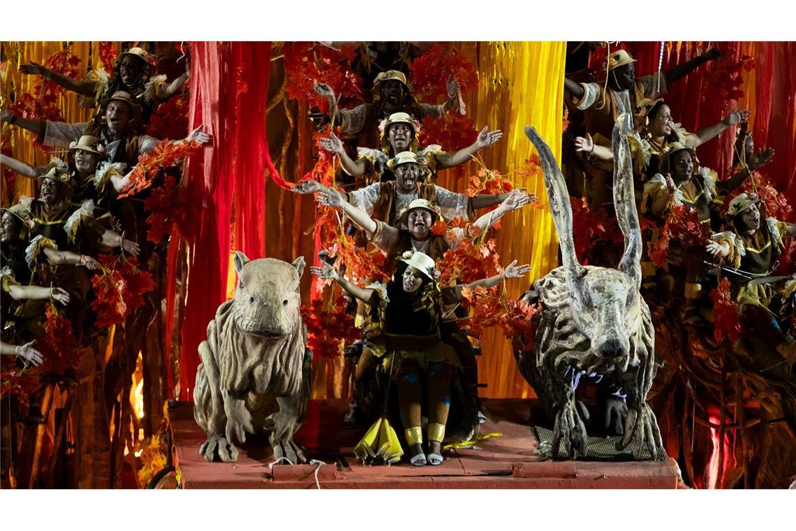 Zehntausende Zuschauer verfolgen das Spektakel.