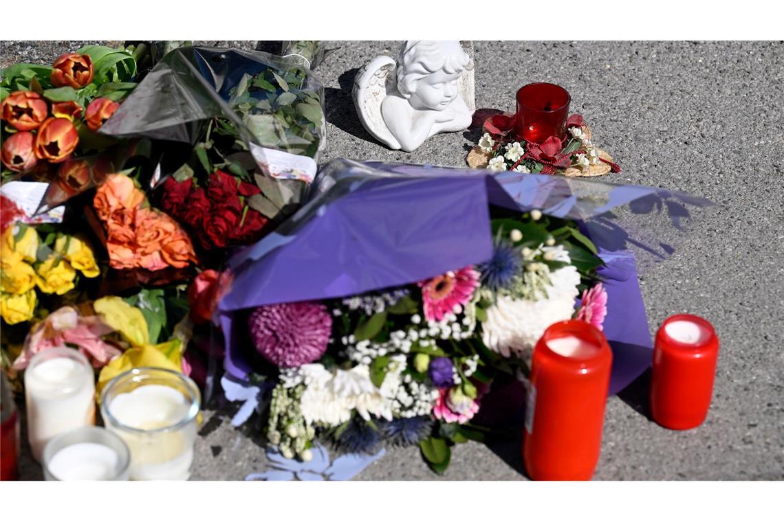 17-Jähriger wegen Mordverdachts an 14-Jährigem in U-Haft Zeichen der Anteilnahme: Auf einem Bürgersteig an dem Spielplatz sind Kerzen und Blumen niedergelegt worden.