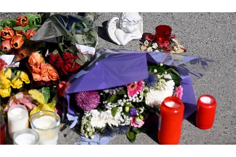 Zeichen der Anteilnahme: Auf einem Bürgersteig an dem Spielplatz sind Kerzen und Blumen niedergelegt worden.
