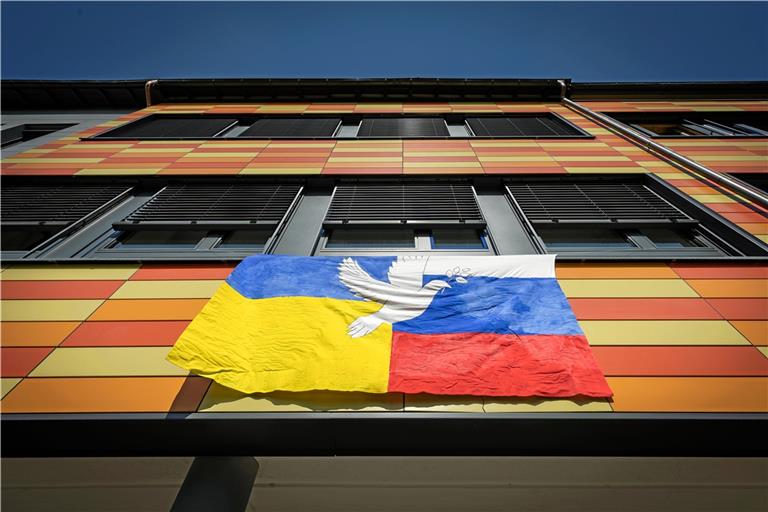Zeichen des Friedens und der Völkerverständigung: Dieses Banner haben Schüler der Gemeinschaftsschule in der Taus gestaltet und an die Fassade der Schule gehängt. Foto: A. Becher