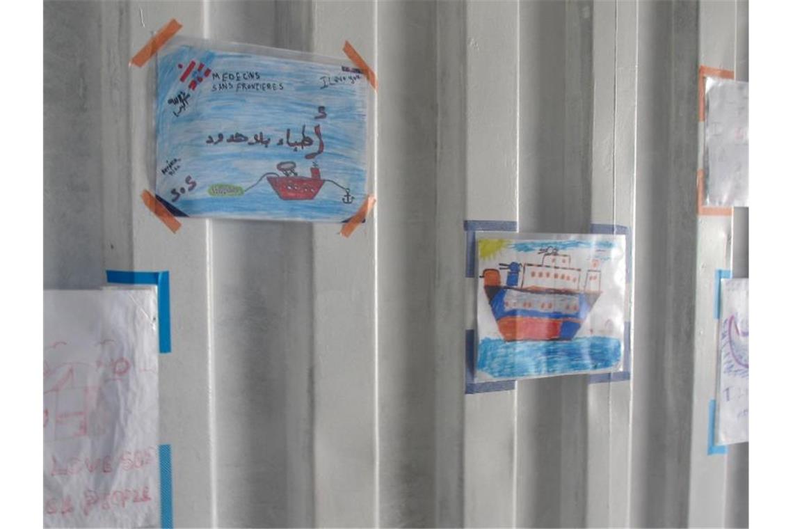 Zeichnungen von geretteten Kindern auf dem Rettungschiff „Ocean Viking“. Foto: Julia Naue