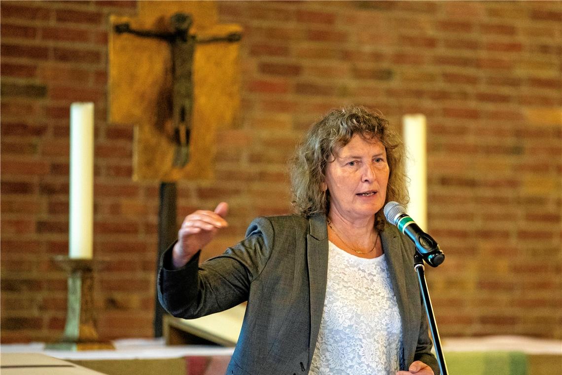 Zeigt auf, was die zehn Gebote heute bedeuten: Siglinde Hinderer vom Umweltbüro der Evangelischen Landeskirche. Foto: A. Becher