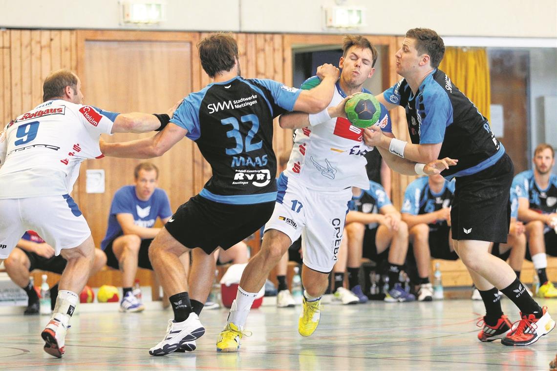 Zeigte beim Handball-Cup in der Karl-Euerle-Halle vollen Einsatz am Ball und am Besen: Nationalspieler Kai Häfner, der beim Turnier in der Murr-Metropole erst mit den DHB-Junioren und später mit dem Bundesligisten HBW Balingen-Weilstetten startete. Foto: A. Becher