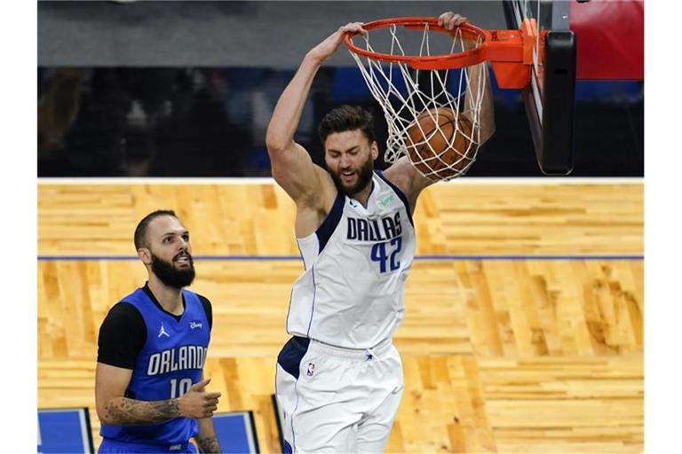 Zeigte beim Mavs-Sieg gegen Orlando eine starke Leistung: Maxi Kleber (r). Foto: John Raoux/AP/dpa