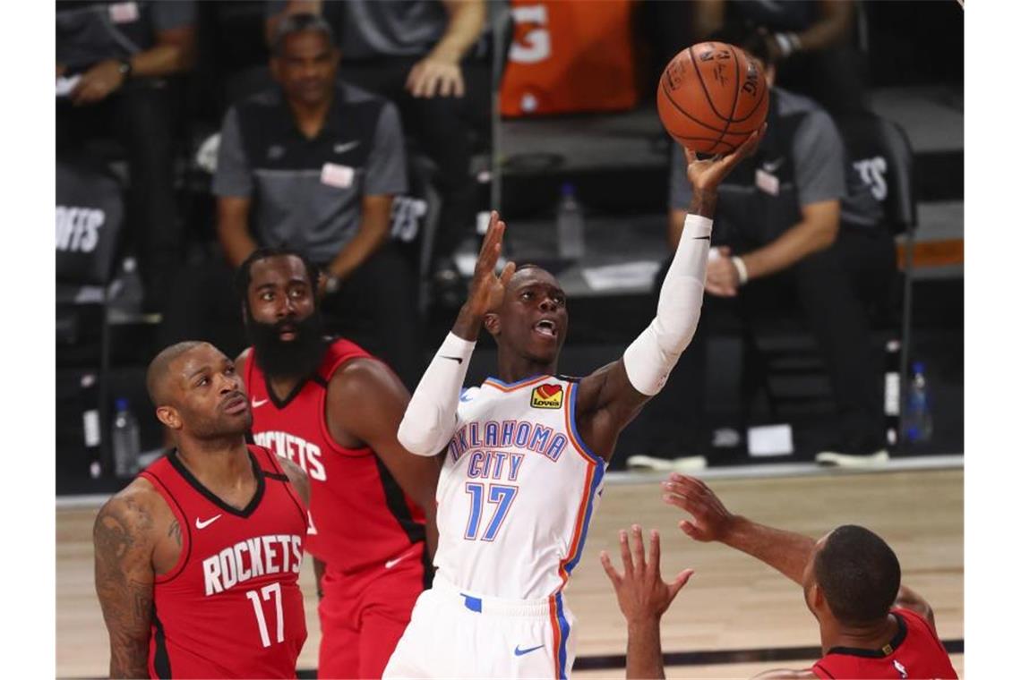 Zeigte beim Spiel gegen die Houston Rockets eine reife Leistung: Dennis Schröder (M) von den Oklahoma City Thunder. Foto: Kim Klement/Pool USA Today Sports/AP/dpa