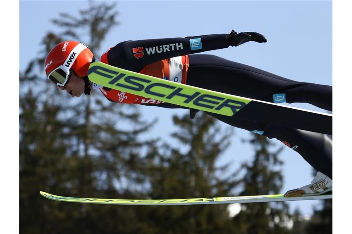 Zeigte im Teamwettbewerb eine starke Leistung im Springen: Eric Frenzel. Foto: Daniel Karmann/dpa