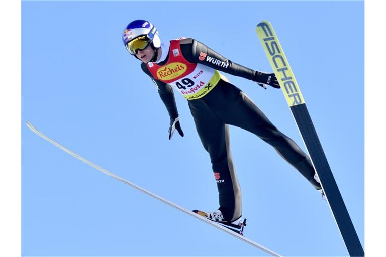 Zeigte sich beim Skispringen deutlich verbessert und wurde in Seefeld Zweiter: Vinzenz Geiger. Foto: Barbara Gindl/APA/dpa