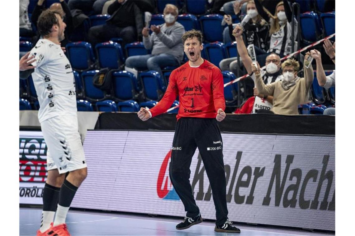Landin mit überragendem Comeback: THW Kiel besiegt Flensburg Zeigte sich gegen Flensburg in überragender Verfassung: Kiels Torwart Niklas Landin (r). Foto: Axel Heimken/dpa