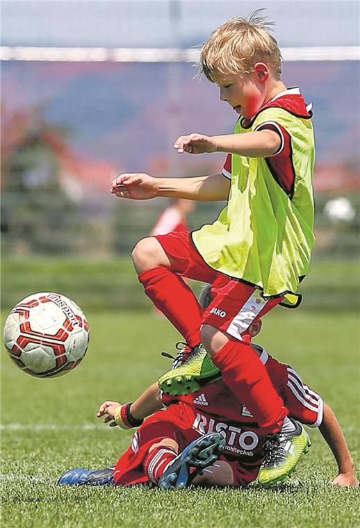 Zeigten auf der schmucken Sportanlage des Täles-Klubs, was sie draufhaben: Alt und Jung, auf und neben dem Platz, vor und nach dem Spiel.