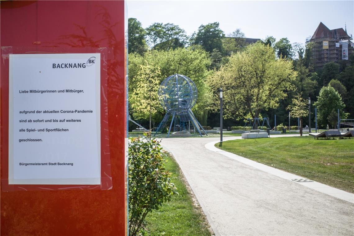 Backnang während der Pandemie: Bildband zeigt Szenen wie aus einer Geisterstadt Zeit der Verbote: Hinweisschilder erinnern überall in der Stadt an die Coronaregeln. Sogar die Kinderspielplätze waren im ersten Lockdown gesperrt. Fotos: Ralf Blum