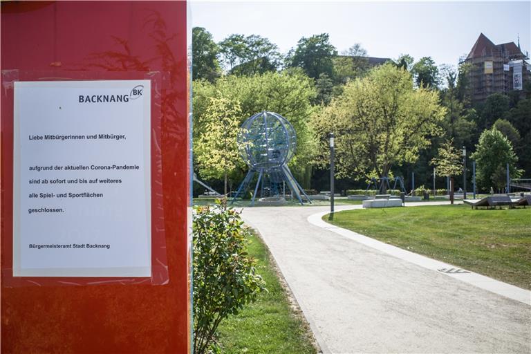 Zeit der Verbote: Hinweisschilder erinnern überall in der Stadt an die Coronaregeln. Sogar die Kinderspielplätze waren im ersten Lockdown gesperrt. Fotos: Ralf Blum