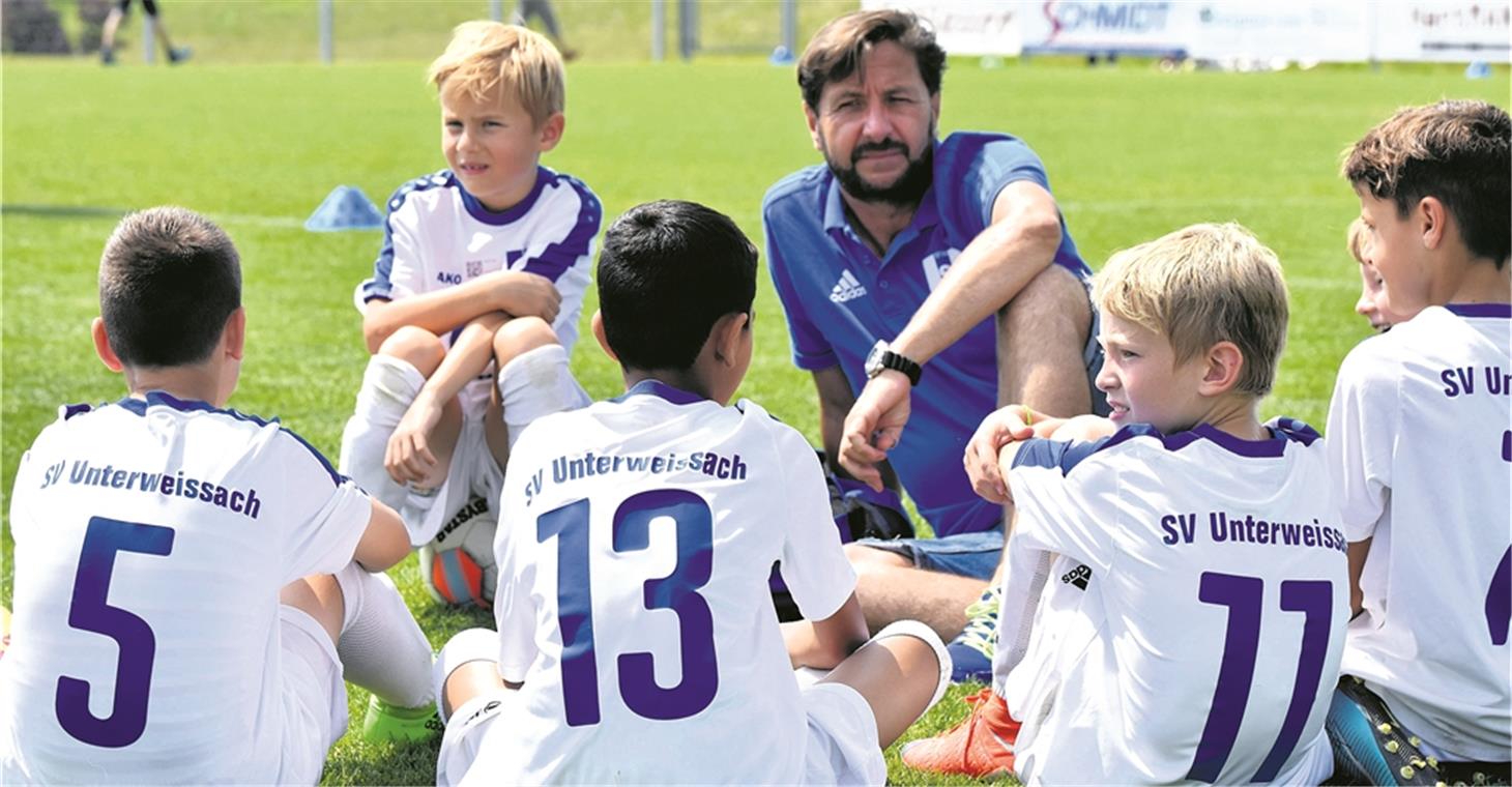 Den Stars etwas vorgemacht Zeit für ein verdientes Päuschen: Trainer Michael Bohn und die E-Junioren des SV Unterweissach.