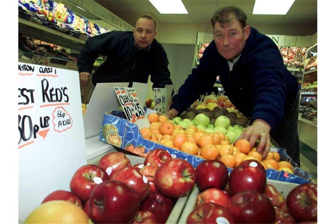 Zeiten ändern sich: Der Lebensmittelhändler Steven Thoburn (r) wurde 2001 zu einer Geldbuße verurteilt, weil er Bananen im Wert von 34 Pence (heute 40 Cent) nicht in Kilogramm angegeben hatte. Foto: Owen Humphreys/PA/epa/dpa