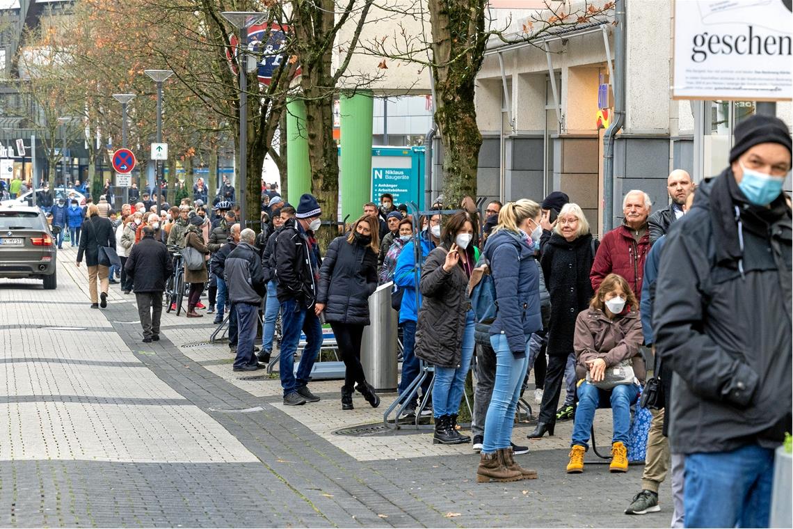 Zeitweise reichte die Schlange der Wartenden entlang der gesamten Grabenstraße, beginnend beim Biegel bis zur Ecke Schillerstraße. Fotos: A. Becher