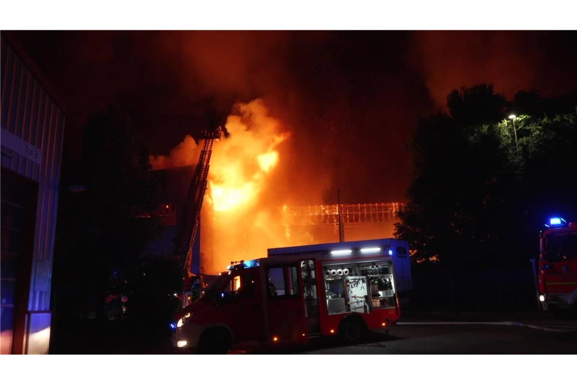 Zeitweise waren mehr als 130 Einsatzkräfte der Feuerwehr im Einsatz.