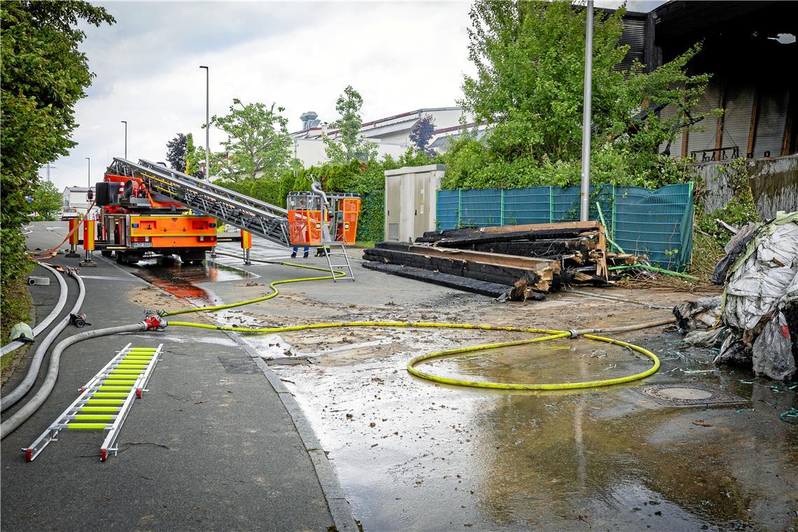 Zeitweise waren über 20 Fahrzeuge der Feuerwehren im Einsatz.