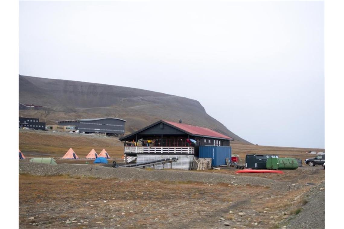 Zelte auf einem Campingplatz auf der norwegischen Inselgruppe Spitzbergen. Foto: Line Nagell Ylvisaker/NTB/AP/dpa