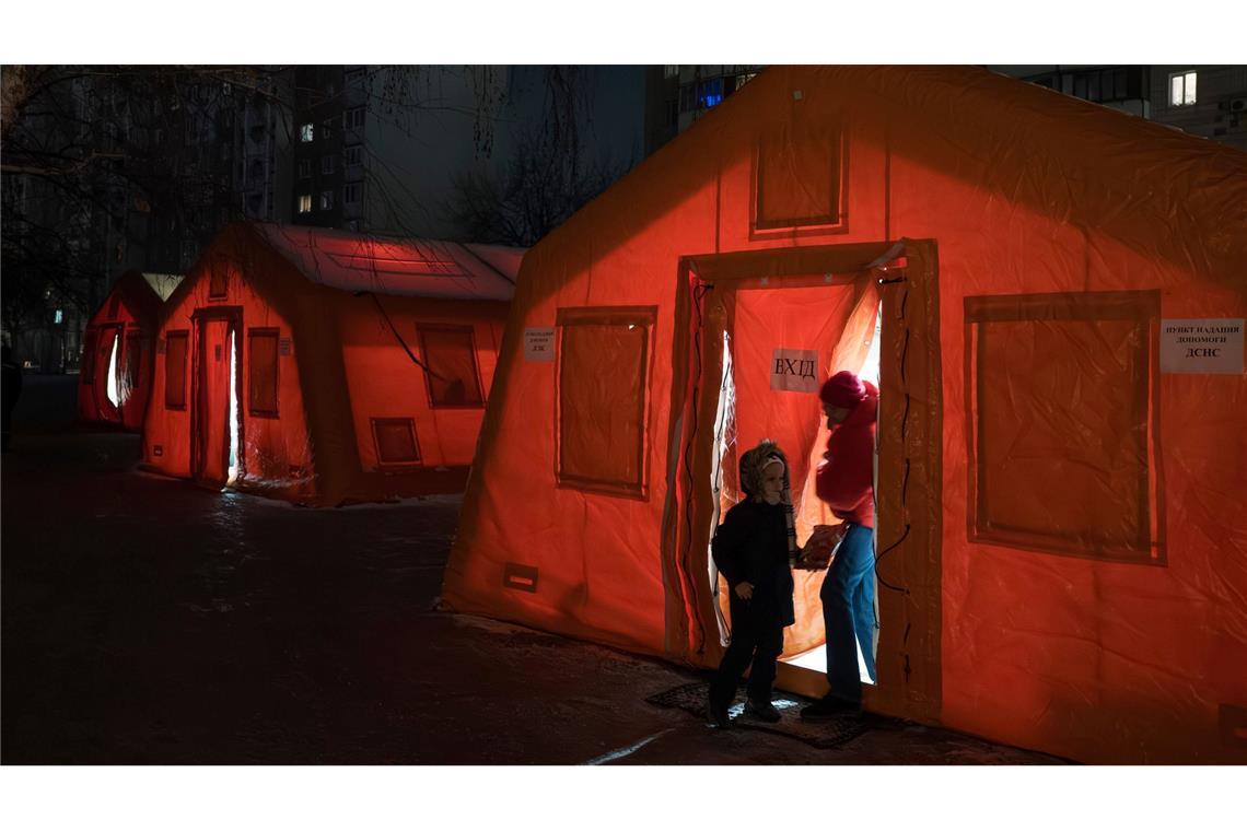 Zelte des ukrainischen Zivilschutzdienstes geben Menschen die Möglichkeit, sich nach russischen Angriffen aufzuwärmen, wenn die Heizungen ausgefallen sind.