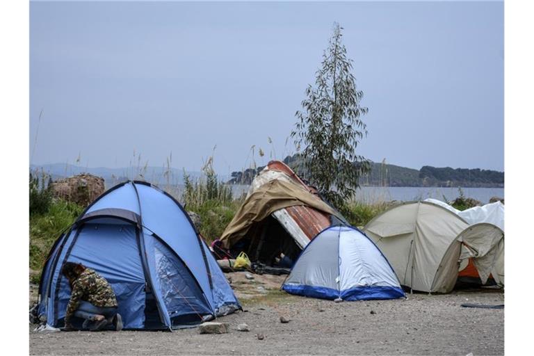 Zelte, in denen Flüchtlinge leben, im Dorf Petra auf der nordöstlichen Ägäisinsel Lesbos ein. Foto: Panagiotis Balaskas/AP/dpa