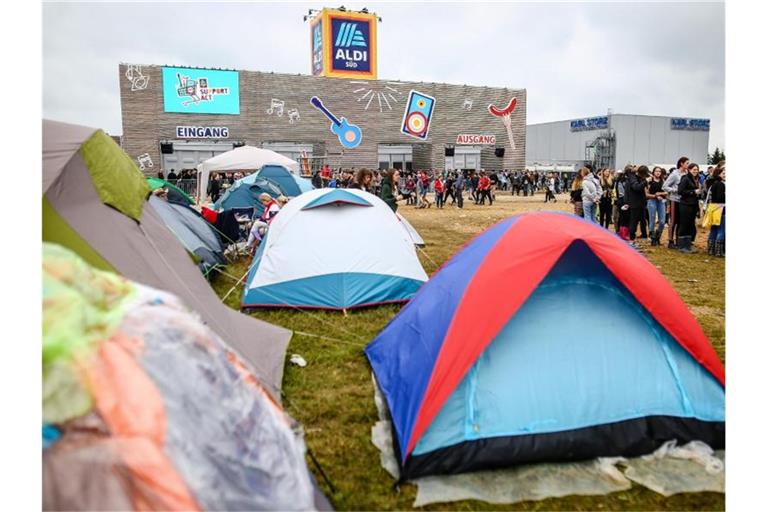 Zelte stehen auf dem Gelände des Southside Festivals vor einer eigens für das Festival erbauten Aldi Süd Filiale. Foto: Christoph Schmidt
