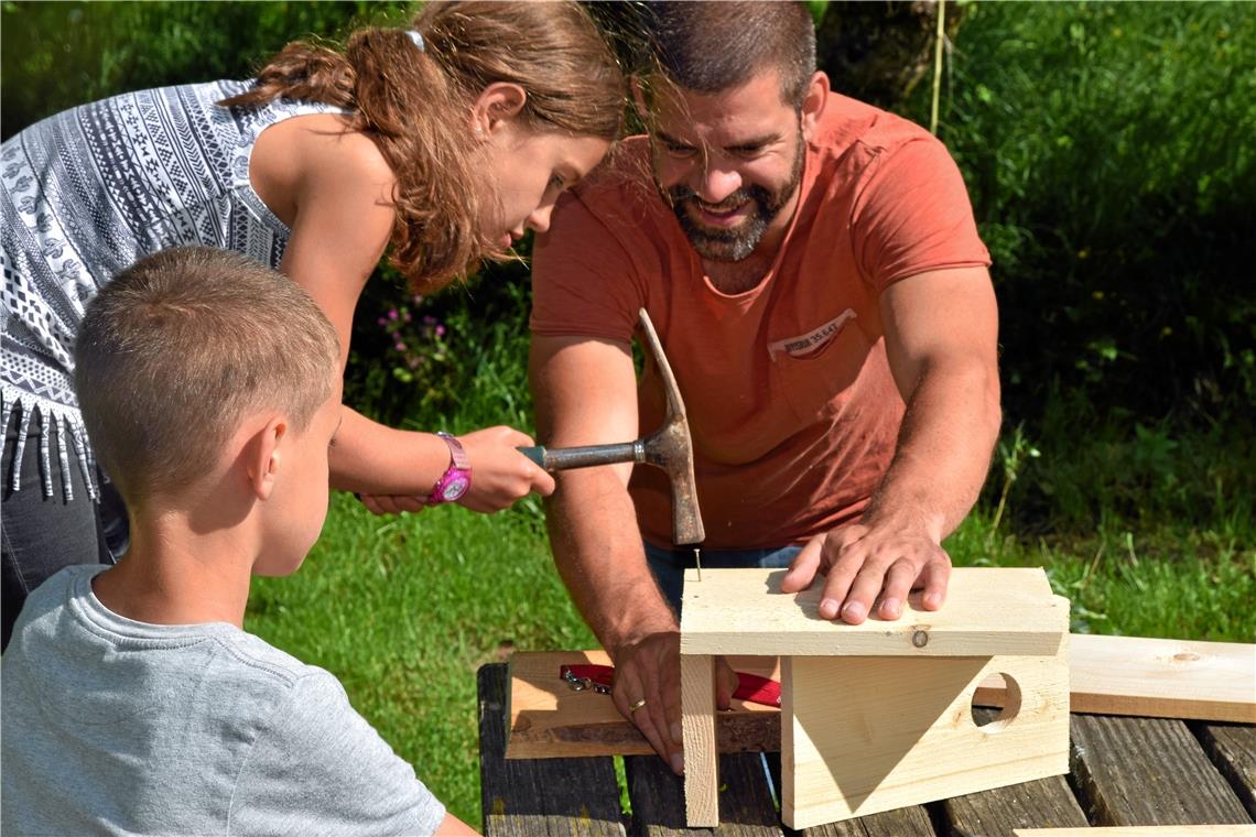 Zelten, Starenkästen bauen und andere Aktivitäten: Väter und Kinder haben es genossen, auf dem Waldzeltplatz Baierbacher Hof ein schönes Wochenende gemeinsam zu verbringen. Foto: Norbert Barthold