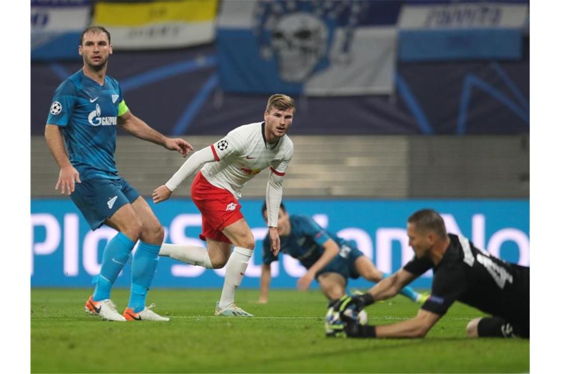 Zenit-Keeper Michail Kerschakowaus hatte mit Timo Werners Schuss keine Probleme. Foto: Jan Woitas/dpa-Zentralbild/dpa