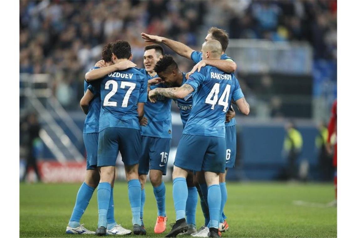 Liverpool fehlt noch ein Punkt zum Weiterkommen Zenit-Spieler jubeln über ihr zweites Tor. Foto: Dmitri Lovetsky/AP/dpa