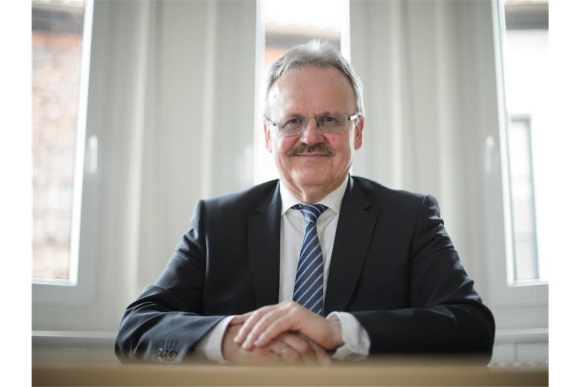 Kommunen müssen Strafzinsen zahlen: Kritik Zenon Bilaniuk, Landeschef des Bundes der Steuerzahler Baden-Württemberg in seinem Büro. Foto: Sina Schuldt/Archivbild