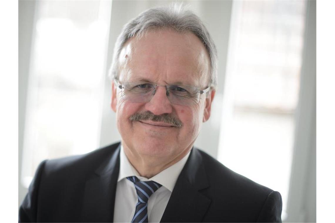 Steuerzahlerbund: Kassensturz und Haushaltsdisziplin Zenon Bilaniuk, Landeschef des Bundes der Steuerzahler Baden-Württemberg lächelt in die Kamera. Foto: Sina Schuldt/dpa/Archivbild