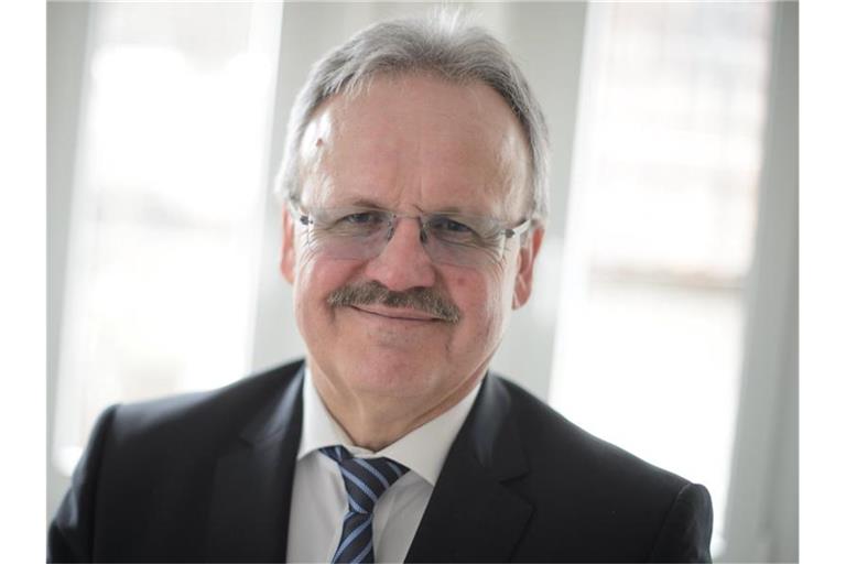 Zenon Bilaniuk, Landeschef des Bundes der Steuerzahler Baden-Württemberg lächelt in die Kamera. Foto: Sina Schuldt/dpa/Archivbild