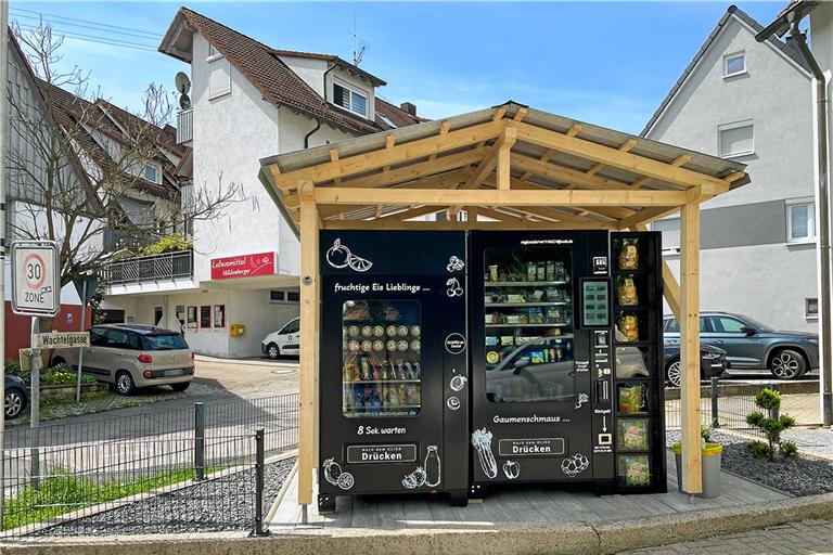 Zentral an der Rietenauer Ortsdurchfahrt befinden sich seit wenigen Wochen Automaten für Eis und Lebensmittel – in direkter Nachbarschaft zum etablierten Dorfladen „Lebensmittel Mildenberger“. Foto: Dietmar van der Linden