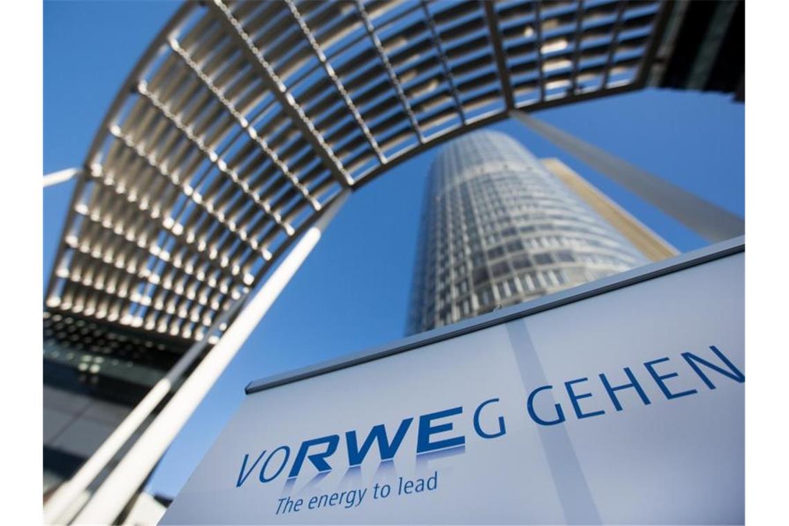 Zentrale des Energiekonzerns RWE: Den Umbau zu einem führenden Ökostromerzeuger kann RWE mit steigenden Gewinnen vorantreiben. Foto: Marcel Kusch/dpa/Archivbild