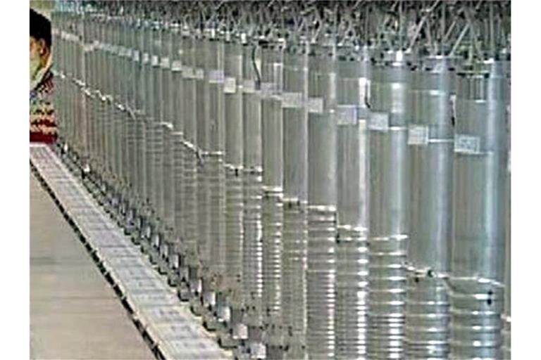 Zentrifugen für die Urananreicherung stehen in der Atomanlage Nathans. Teheran hat die Internationale Atomenergiebehörde (IAEA) in Wien über das neue iranische Atomgesetz informiert, das unter anderem eine Erhöhung der Urananreicherung auf 20 Prozent vorsieht. Foto: ---/IRANIAN STATE TELEVISION IRIB/epa/dpa