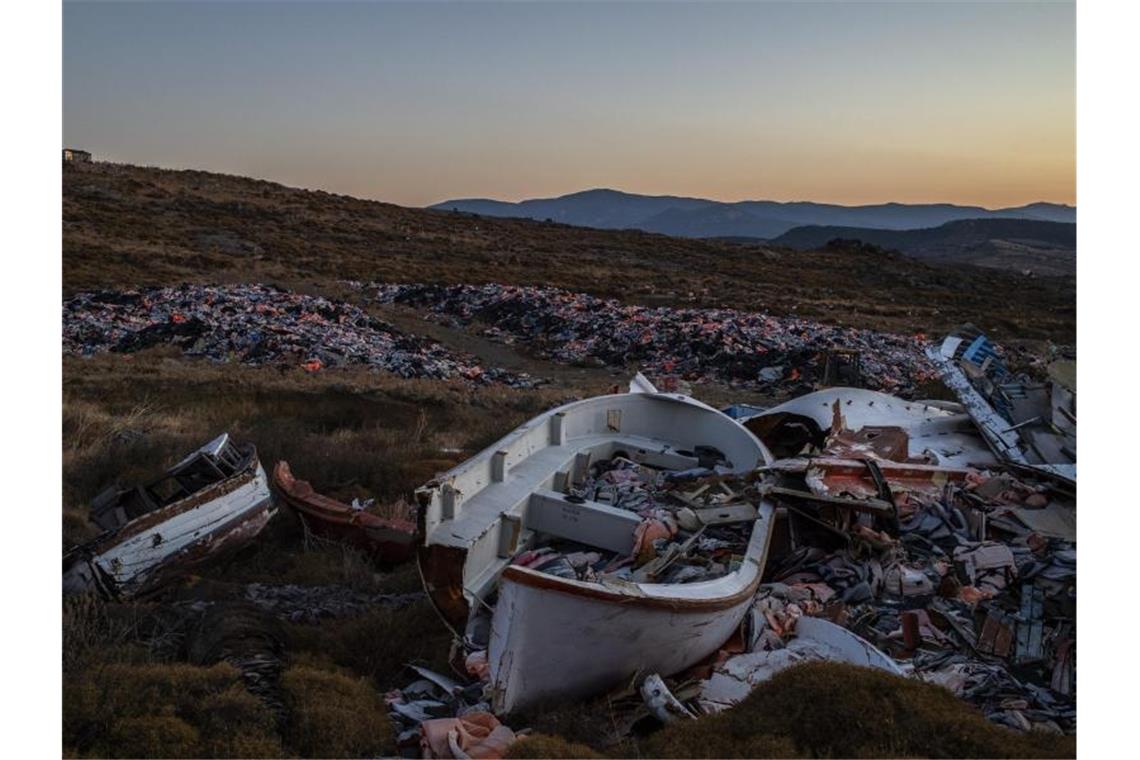 Zerbrochene Boote und von Flüchtlingen zurückgelassene Rettungswesten auf der griechischen Insel Lesbos. Foto: Angelos Tzortzinis/dpa