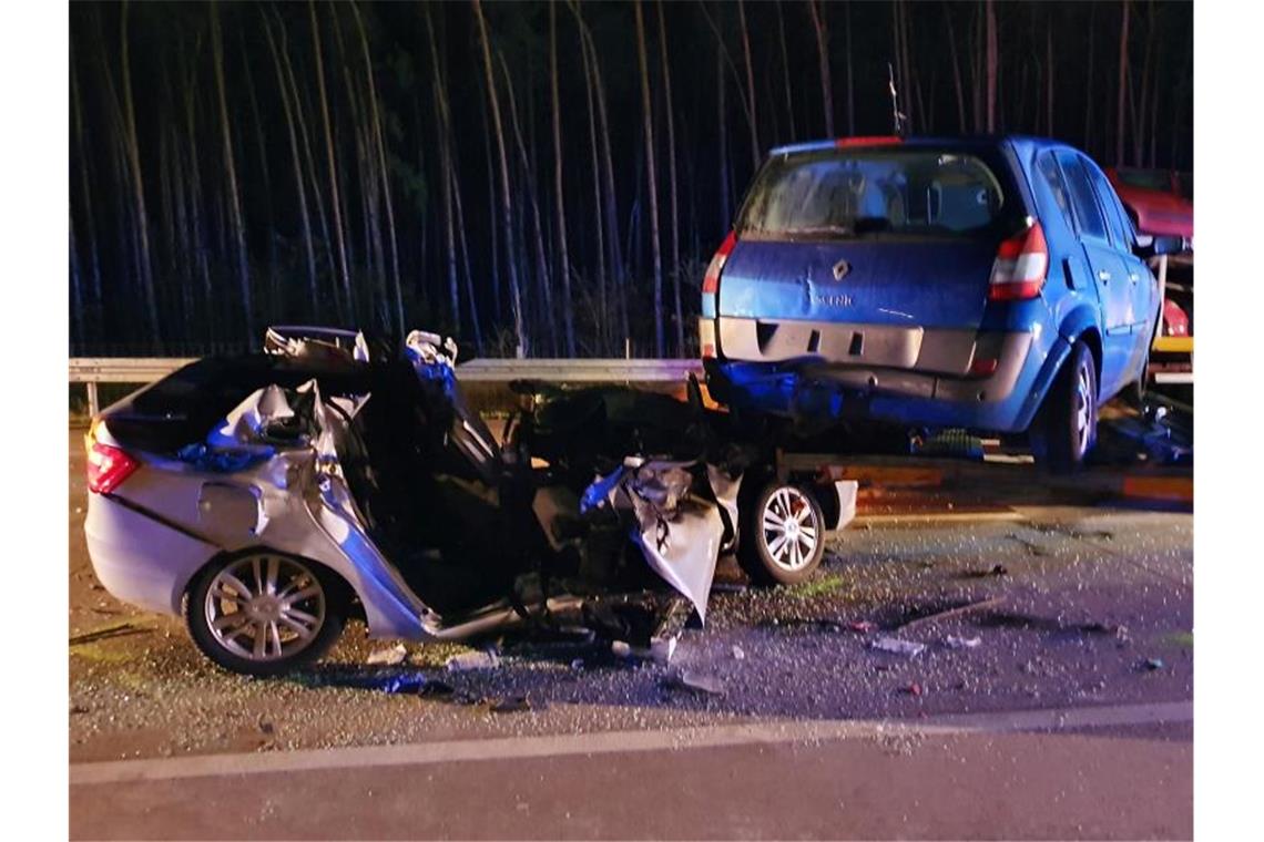 Bundestag lehnt Vorstoß für Tempolimit auf Autobahnen ab Zerstörte Autos stehen nach einem Verkehrsunfall auf der A2. Foto: Julian Stähle/dpa-Zentralbild/dpa