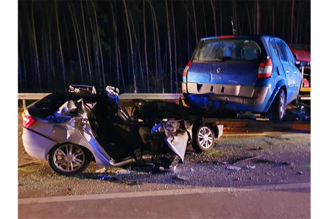 Zerstörte Autos stehen nach einem Verkehrsunfall auf der A2. Foto: Julian Stähle/dpa-Zentralbild/dpa