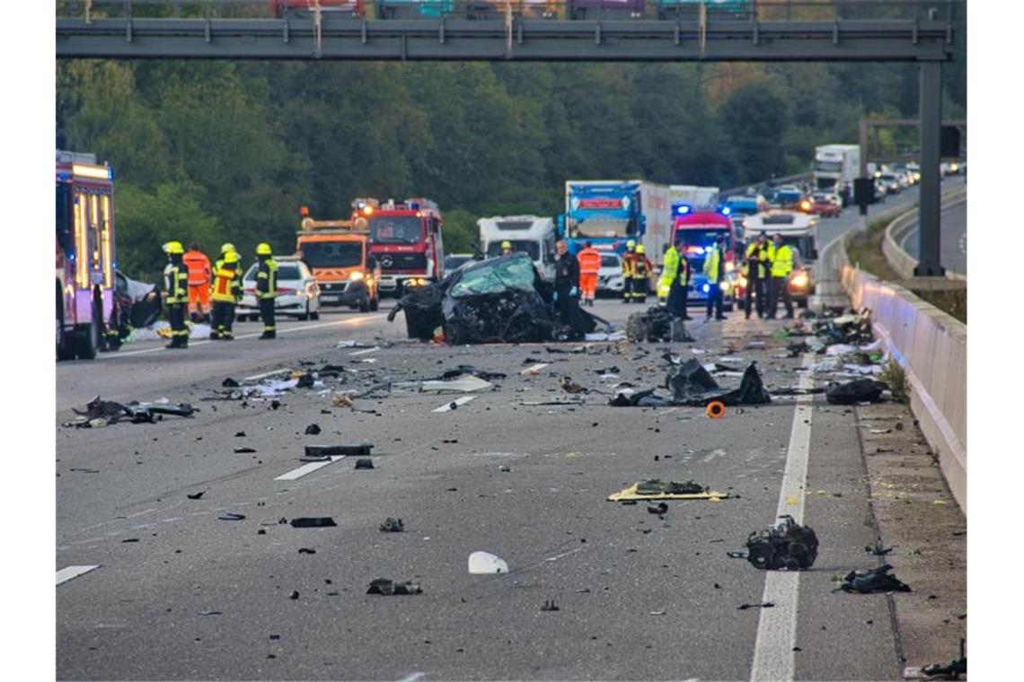 Zerstörte Autos und weit verteilte Trümmer. Foto: Christoph Lorenz/5vision.media/dpa