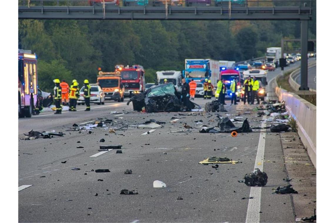 Vier Tote bei verheerendem Unfall in Hessen Zerstörte Autos und weit verteilte Trümmer. Foto: Christoph Lorenz/5vision.media/dpa