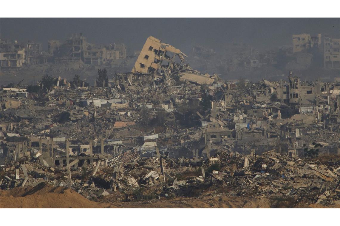 Zerstörte Gebäude im Gaza-Streifen sind vom Süden Israels aus zu sehen.