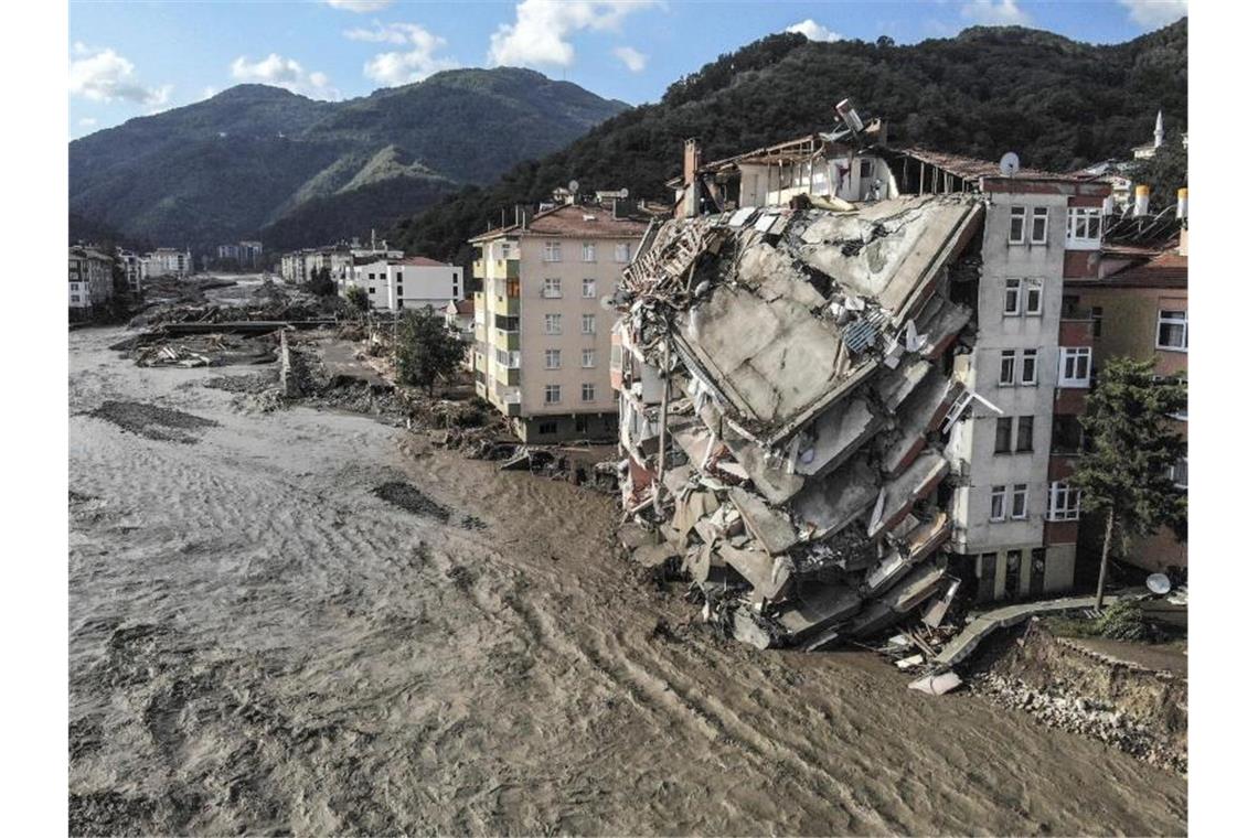 Zerstörte Gebäude in Bozkurt (Provinz Kastamonu). Foto: Ismail Coskun/IHA/AP/dpa