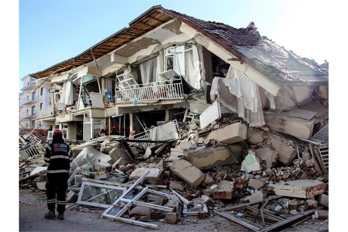Über 40 Tote nach Erdbeben in Osttürkei Zerstörte Gebäude in Elazig: Das Beben hatte nach Angaben der Katastrophenschutzbehörde Afad die Stärke 6,8. Foto: Uncredited/IHA/dpa
