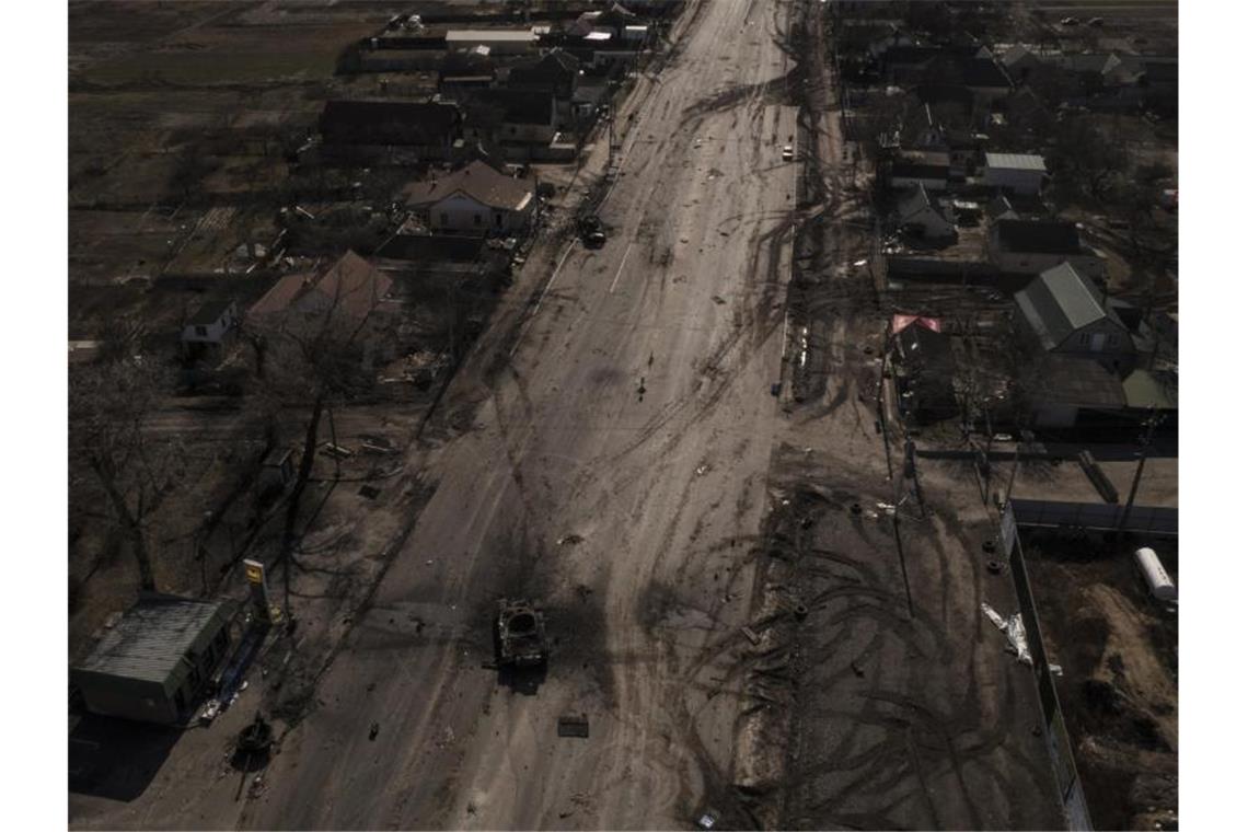 Ukraine: Russland verliert weitere hochrangige Militärs Zerstörte russische Panzer auf einer Straße in der Nähe von Brovary, nördlich von Kiew. Foto: Felipe Dana/AP/dpa