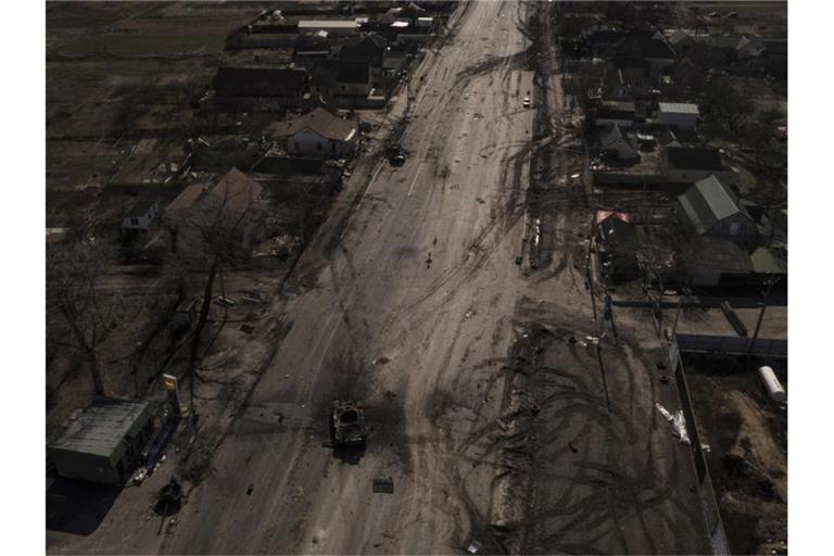 Zerstörte russische Panzer auf einer Straße in der Nähe von Brovary, nördlich von Kiew. Foto: Felipe Dana/AP/dpa