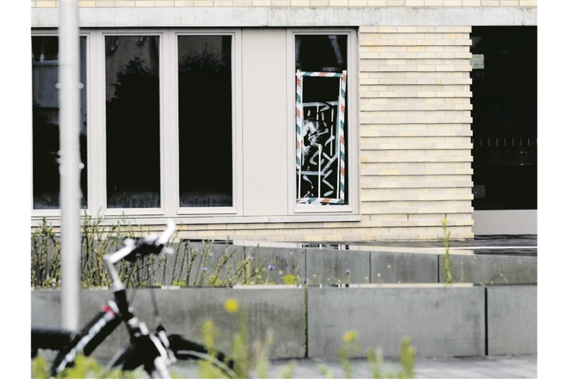 Gestohlenes Goldnest - „Machtdemonstration“ der Clans? Zerstörte Scheibe eines Außenfensters der Grundschule. Foto: Annette Riedl
