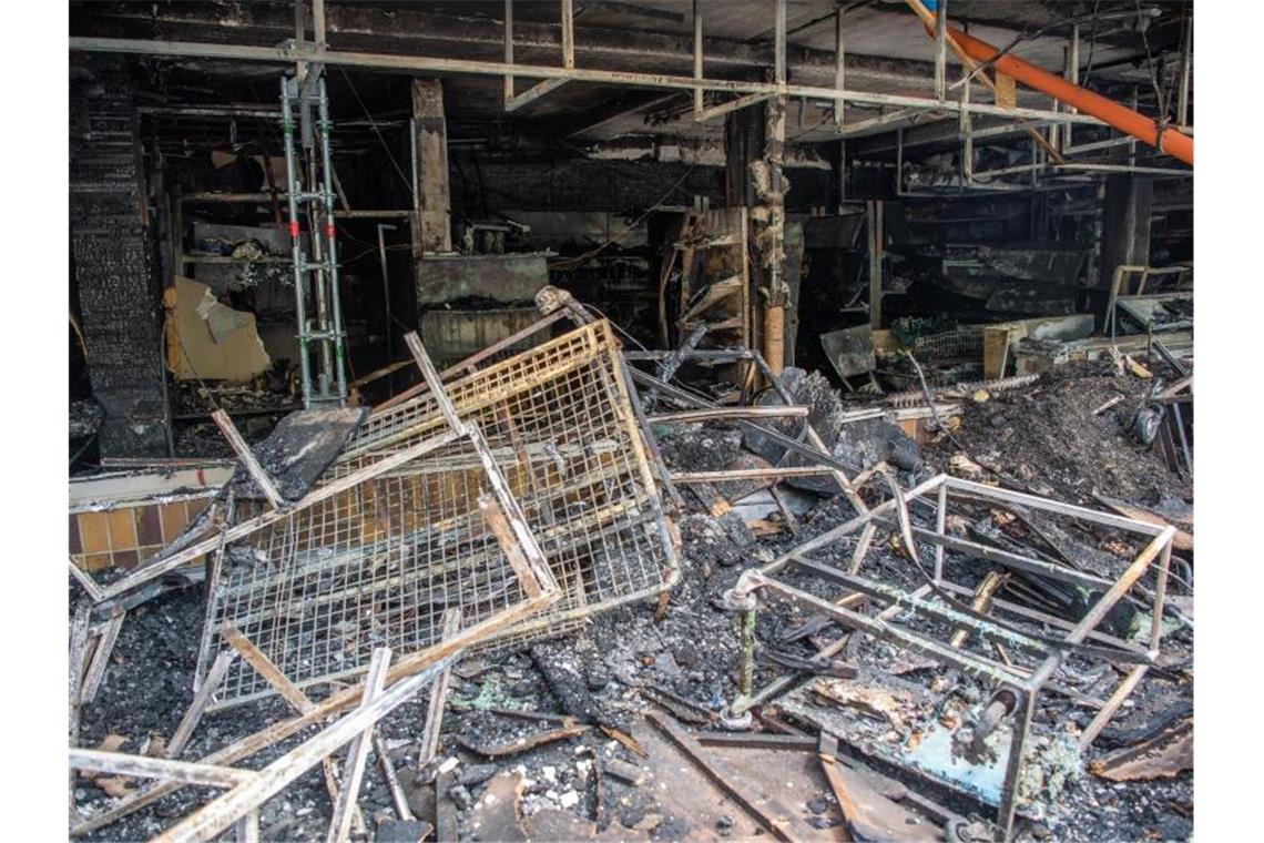 Zerstörtes Geschäft nach einem Brandanschlag in Waldkraiburg. Foto: Lino Mirgeler/dpa