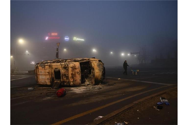 Zerstörung: Das Bild der russischen Staatsagentur Tass von Donnerstag zeigt ein ausgebranntes Auto, das während der Unruhen in Brand gesetzt wurde. Foto: Valery Sharifulin/TASS/dpa