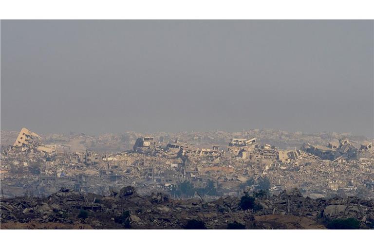 Zerstörung, Trümmer und Elend prägen rund 22 Monate nach Beginn des verheerenden Gaza-Kriegs das Bild in dem Küstenstreifen. (Archivbild)