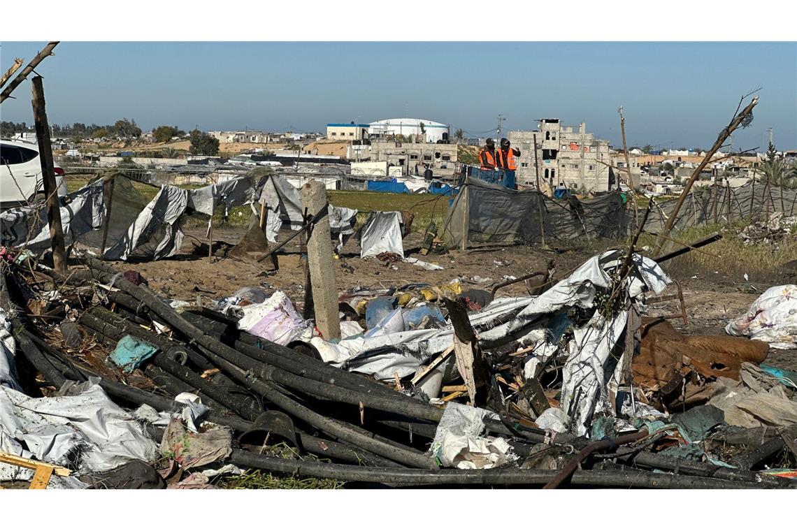 Hunderte Palästinenser in Gaza demonstrieren gegen den Krieg Zerstörungen nach Luftangriff in Chan Junis.
